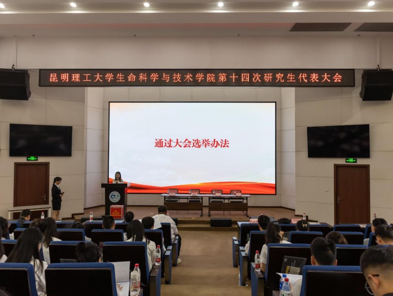 说明: 餐厅里的人们低可信度描述已自动生成 说明: 餐厅里的人们低可信度描述已自动生成