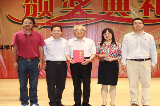 我院李蓉涛教授参与完成的“五味子化学研究”获“云南自然科学特等奖”并入选云南省十大科技进展